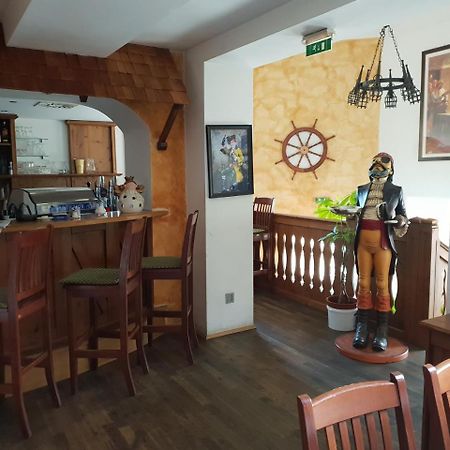 Pirates Hotel 하인부르크 안 데어 도나우 외부 사진