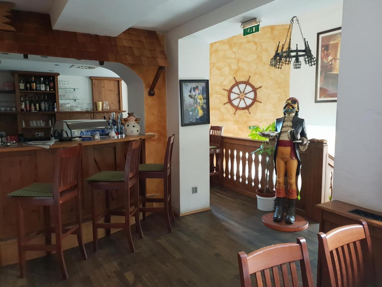 Pirates Hotel 하인부르크 안 데어 도나우 외부 사진